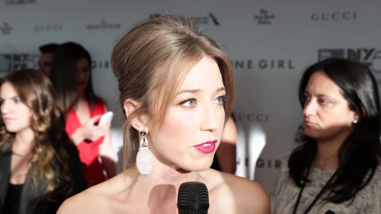 Відео до фільму Загублена | NYFF52 "Gone Girl" Red Carpet | Carrie Coon