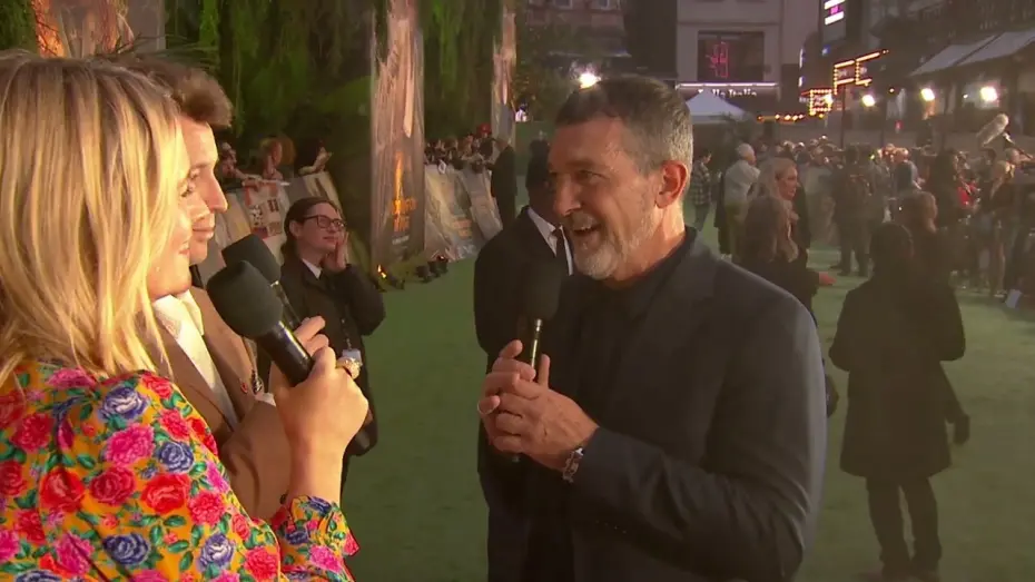Відео до фільму Пригоди Паддінґтона в Перу | Antonio Banderas Interview at the World Premiere