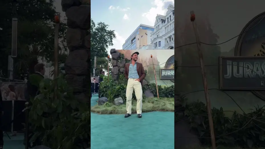 Відео до фільму Jurassic World Rebirth | Jonathan Bailey is back in London for the World Premiere of Jurassic World Rebirth