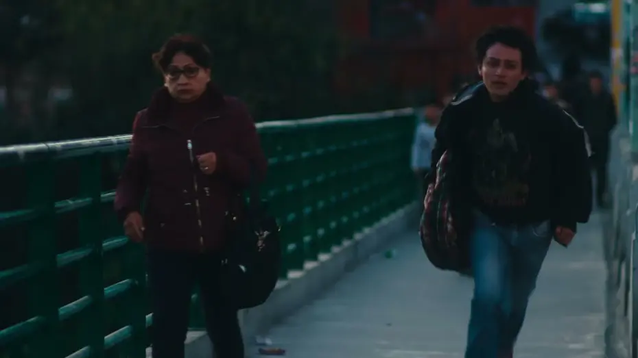 Відео до фільму Halfway Down the Street | Competencia Peruana | Tráiler | A media calle
