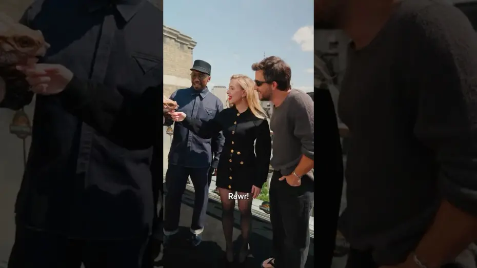 Відео до фільму Jurassic World Rebirth | The cast reunites with Delores in London ahead of the premiere tonight!