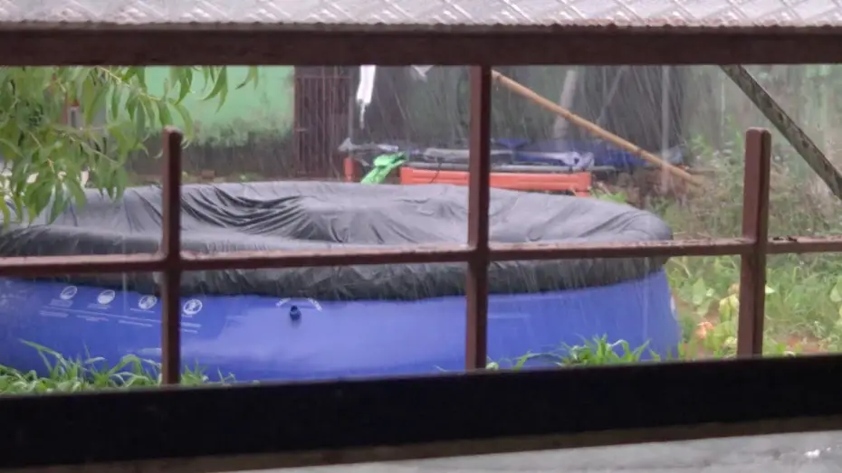 Відео до фільму it rains on a saturday | quando chove em um s&aacute;bado