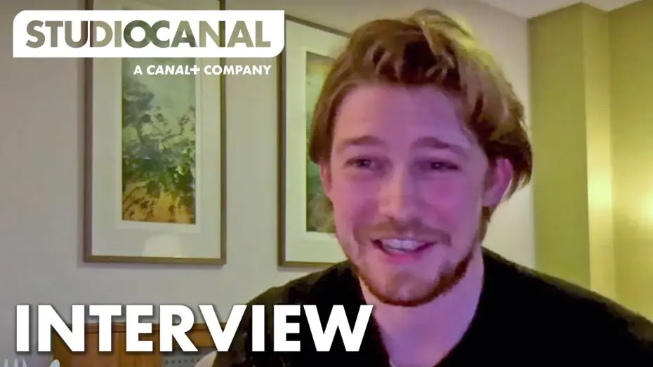Відео до фільму Останній лист від твого коханого | Joe Alwyn Plays A Game Of ‘This Or That’