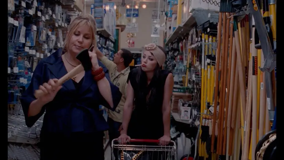 Відео до фільму Здохни! | Jennifer Coolidge has an ax to grind