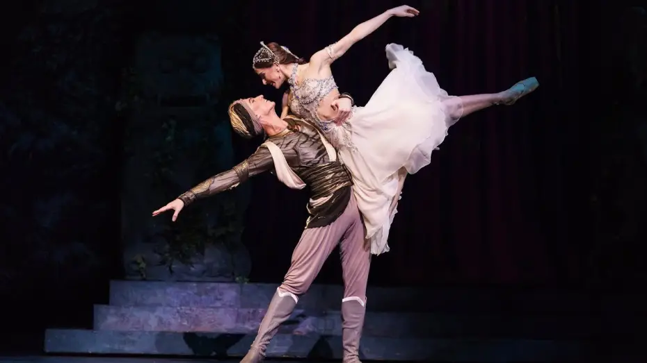 Відео до фільму La Bayadère (Royal Ballet) | La Bayadère – Act I pas de deux (Marianela Nuñez, Vadim Muntagirov; The Royal Ballet)