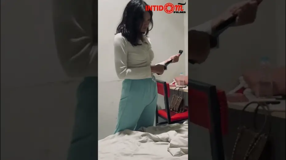 Відео до фільму Di Tengah Dua Saudari 3 | Cuplikan Film Di Tengah Dua Saudari 3