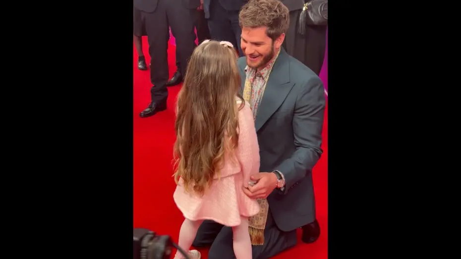 Відео до фільму We Live in Time | Andrew Garfield reunites with on screen daughter at We Live in Time premiere