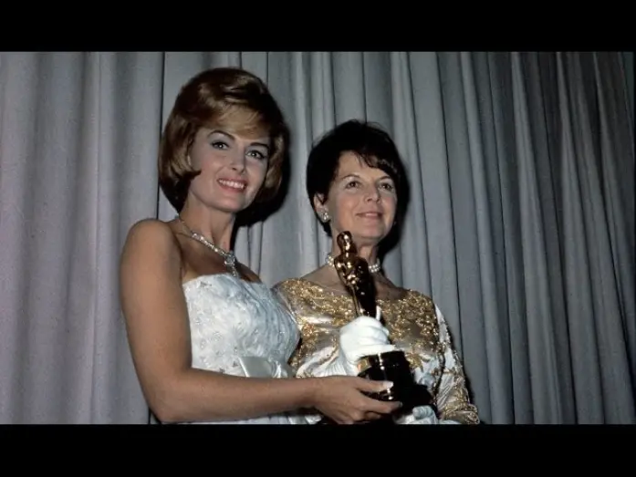Відео до фільму Cleopatra | 8 1/2 and Cleopatra Win Costume Design: 1964 Oscars