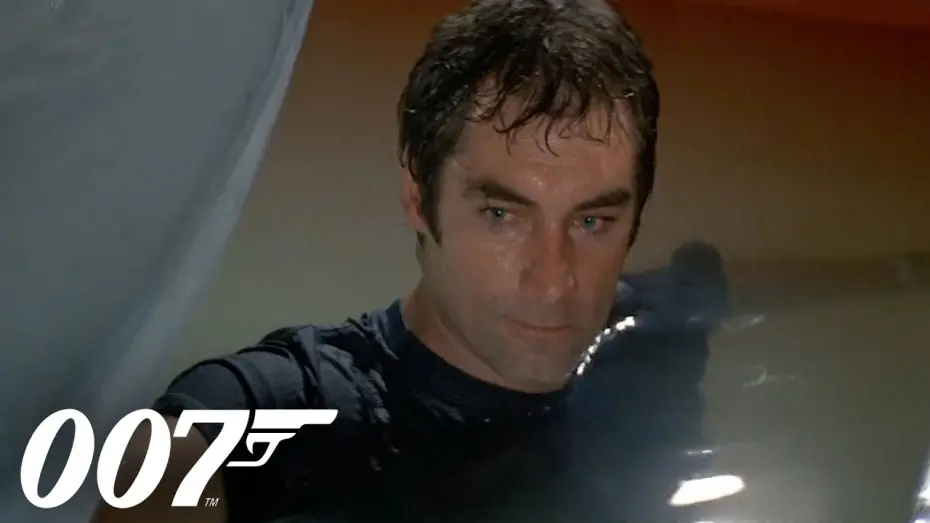 Відео до фільму 007: Ліцензія на вбивство | Bond Sneaks Aboard the Wavekrest