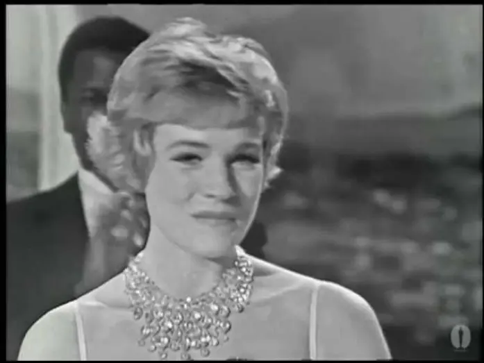 Відео до фільму Мері Поппінс | Julie Andrews Wins Best Actress | 37th Oscars (1965)