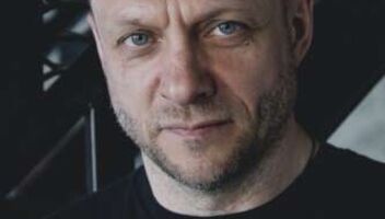 ДУБЛЕР АКТЕРА СЕРИАЛ "НАСЛЕДНИКИ"