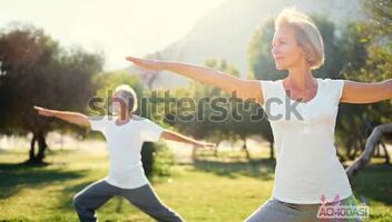 Летний седые мужчина и женщина для стоковой съемки (йога, спорт)