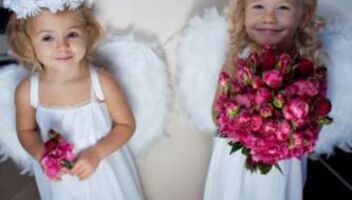 Девочка 5 лет, роль ангелочка, разбрасывающего лепестки роз на свадьбе)