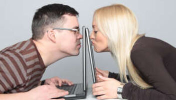 Девушки, а кто из вас знакомится в интернете? 