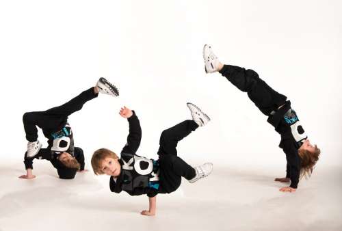 дети  танцующие RNB / КАТАЮЩИЕСЯ НА РОЛИКАХ И СКЕЙТЕ 