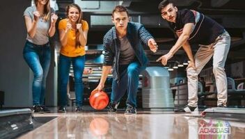 Модели (парни и девушки) на съемку игры в боулинг