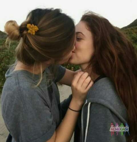 Девушки страстно целуются в кадре