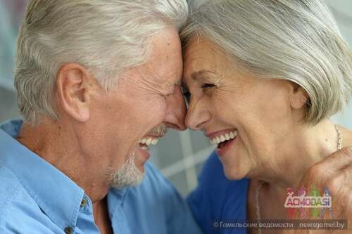 Пожилой мужчина и женщина для рекламы