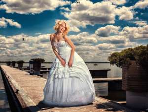Модели для фотосессии в свадебных платьях