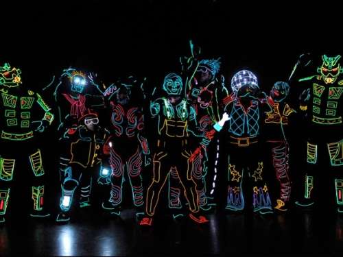 Танцор в светящемся LED костюме 