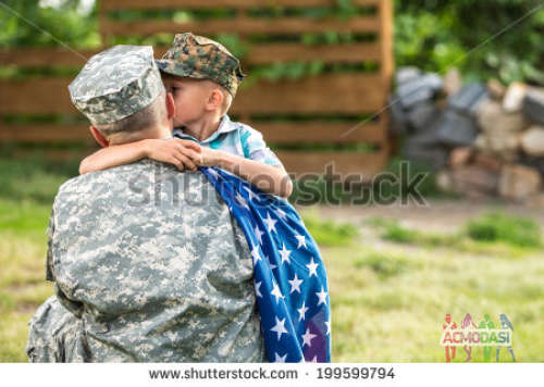 Мужчина и мальчик для съемки об американском военном (стоковые видео)