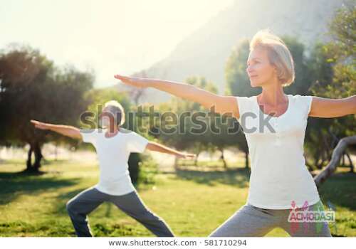 Летний седые мужчина и женщина для стоковой съемки (йога, спорт)