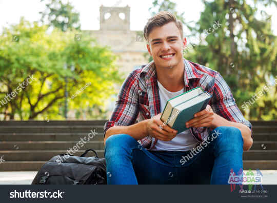 Ищем парня с красивой улыбкой для стоковой фотосессии "Student boy"