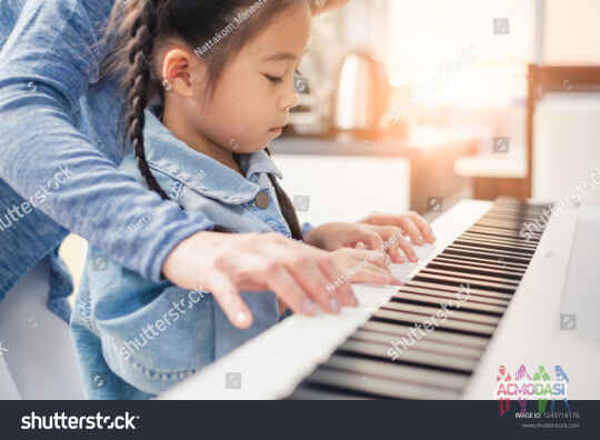 Ищем девочку для стоковой видеосъемки на тему 'Piano lesson'