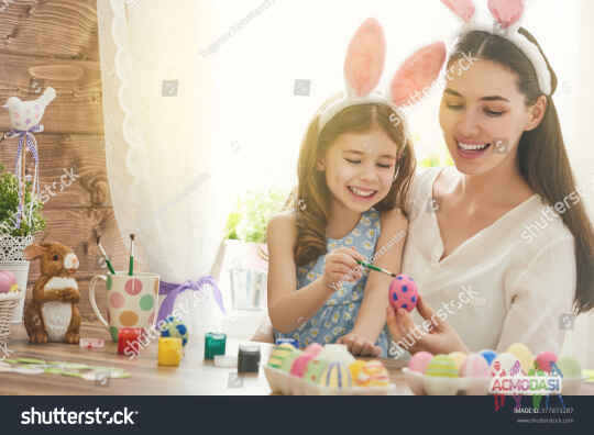 Ищем женщину с красивой улыбкой на роль мамы для участия в стоковой видеосъемке на тему "Easter family"