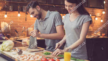 Ищем девушек и парней для стоковой видеосъемки "Couple in the kitchen"