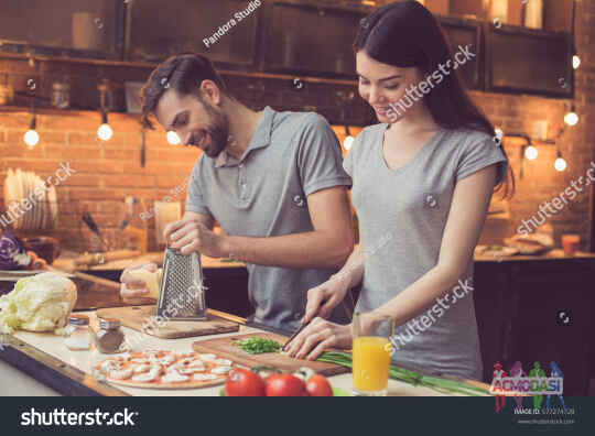 Ищем девушек и парней для стоковой видеосъемки "Couple in the kitchen"