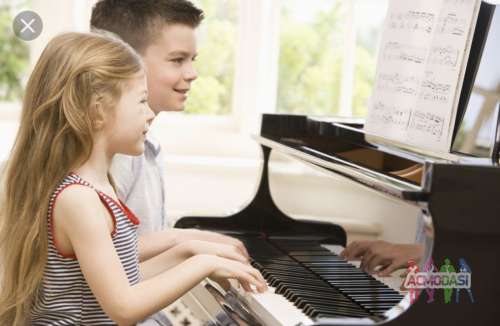  Ребенок (7-14 лет) играющий на фортепиано