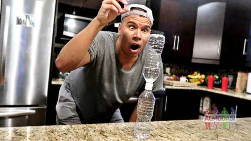 Новий канал шукає дитину до 12 років, яка майстер з підкидання пляшки з водою(WATER BOTTLE FLIP) 