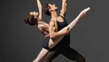 Пара, которая занимается балетом для стоковой фотосъемки