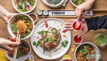 Парень и девушка на фотосессию с азиатскими блюдами