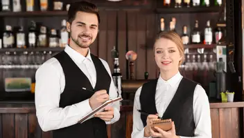 Актор для ролі офіціанта