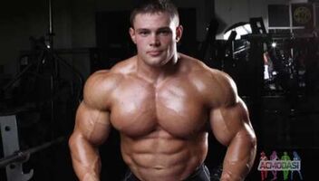 Очень накаченный парень на конференцию