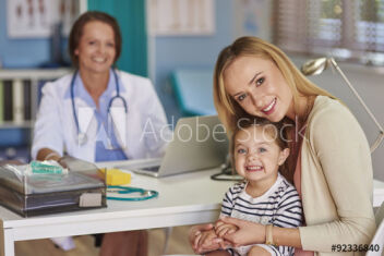 Девушка натуральной внешности на роль мамы для ребенка в мед клинике (стоковая съемка) на 20 августа