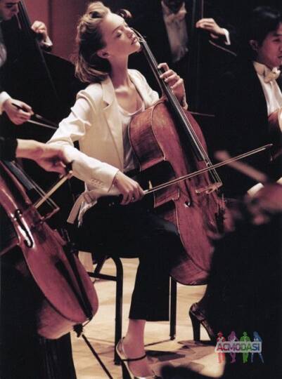 Direct booking for a female cello player