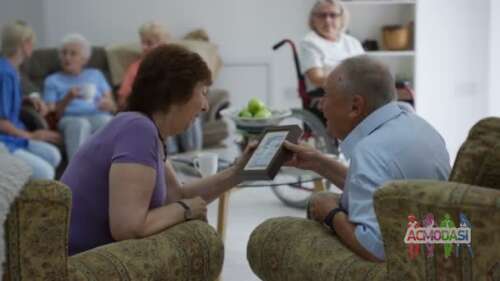 Озорные седоволосые мужчины и женщины (съемка стоковых видео о доме престарелых). TFP 