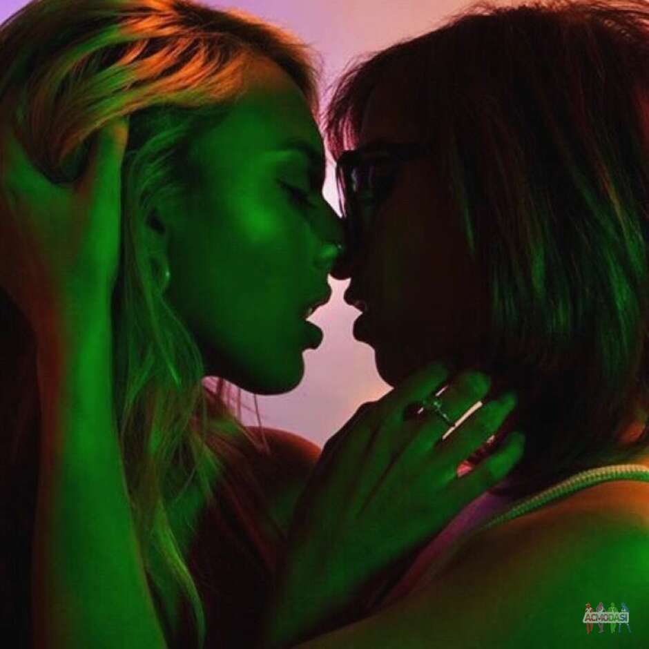 Lesbian green. Лесбиан Вайб. Две девушки любовь. Поцелуй девушек.