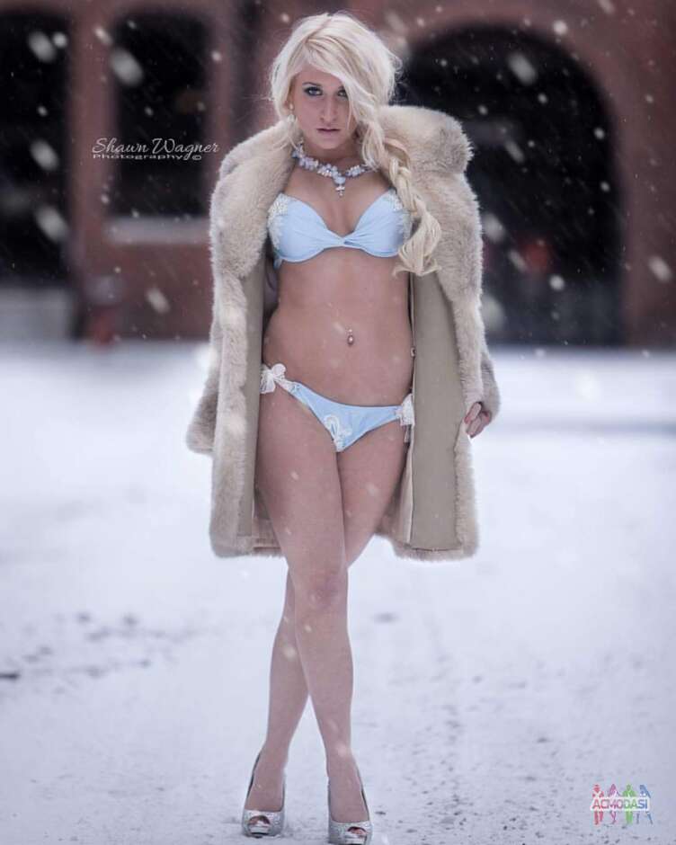 Фотосессия в нижнем белье на снегу