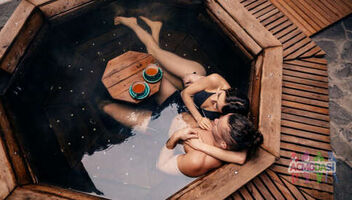 Парень и девушка на съемку "Купание в чане"