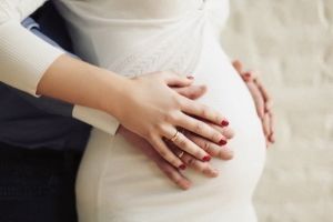 Беременная женщина с мужем для съёмки в рекламе
