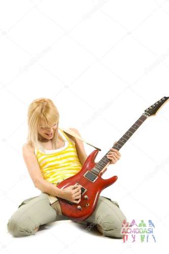 Девочка 11-15 лет,умеет играть на классической или электро-гитаре!!!!