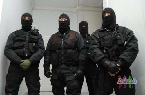 Мужчины на роль бандитов в масках, 150 грн