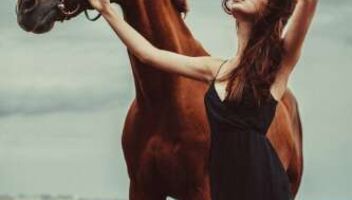 Девушка на фотосессию с лошадьми