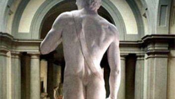 статуя обнаженого мужчины