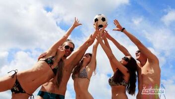 Набираю группу для игры в " Летучий мяч " на воде на пляже Киев