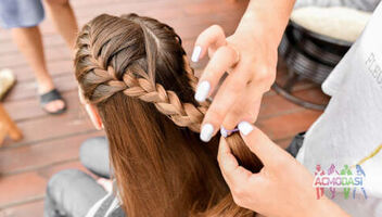 Девушки на съемку мастер-класса плетения косичек 